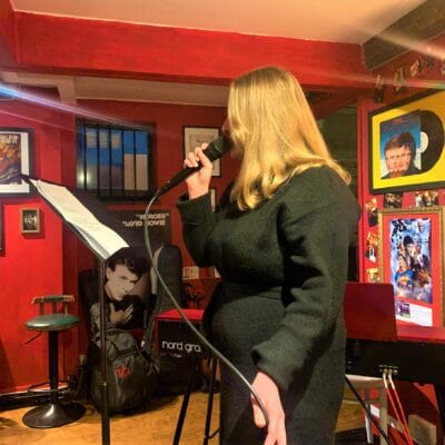 Music café show