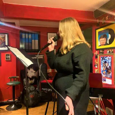 Music café show