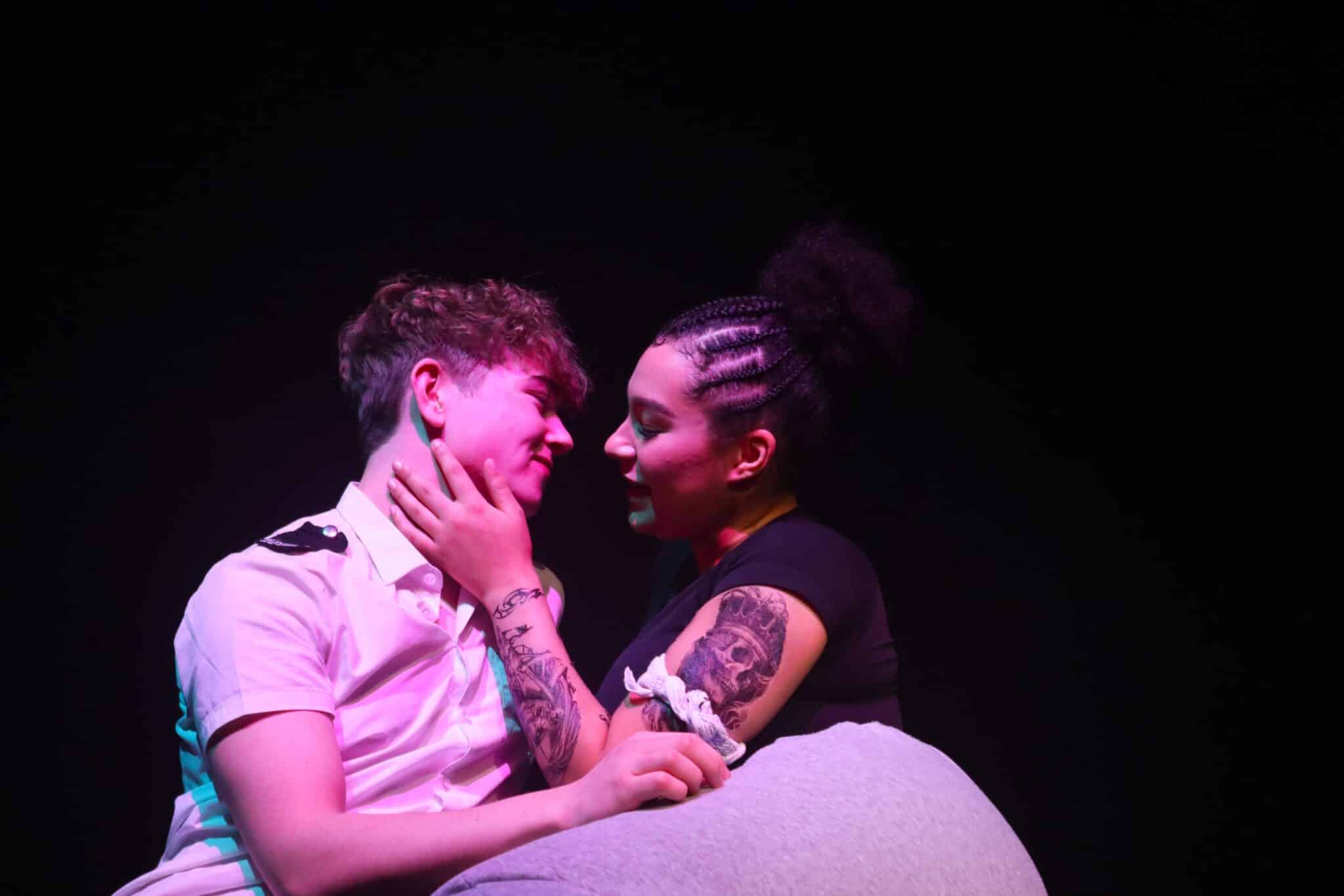 Students smash gender swapped Othello - students acting